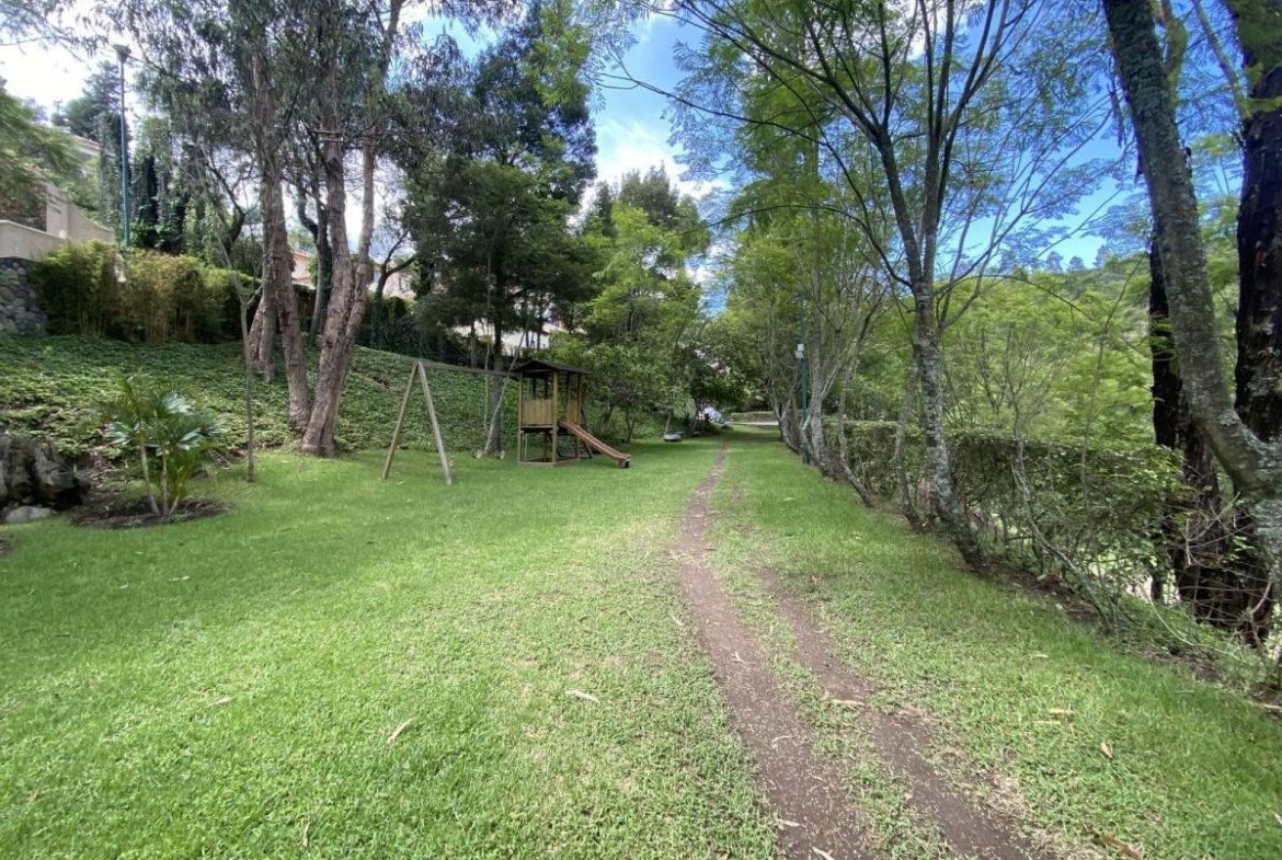 Quito – Cumbayá – Casa Una Planta en Urbanización Pallares Meneses